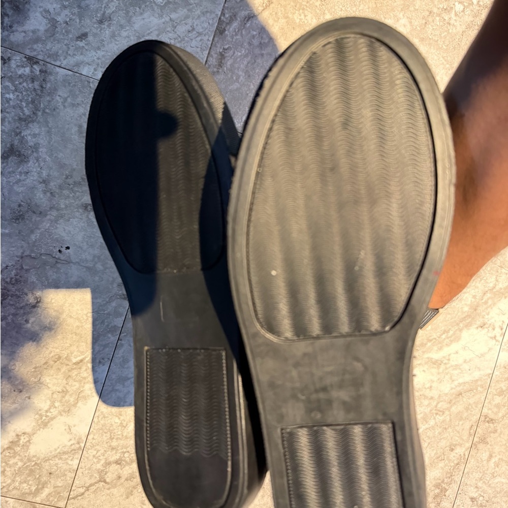 Sleek Black Textured Sneakers - Picture 3 of 3